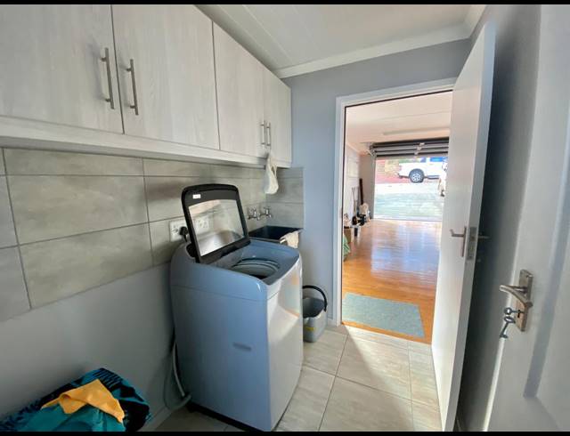 3 BEDROOM HOUSE TO LET IN OUTENIQUA STRAND